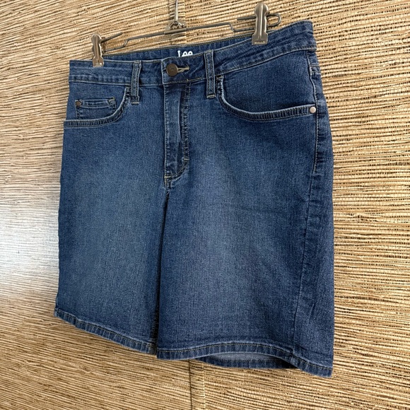 Lee Riders Women Blue Denim Flat Front Mid Rise Jean Shorts Size 10M - Picture 2 of 6